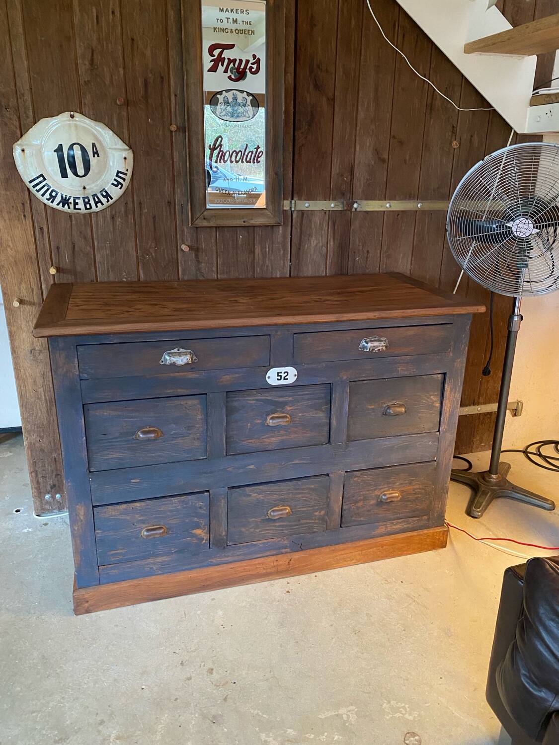 Meuble de métier grands tiroirs. Atelier de menuiserie, quincaillerie