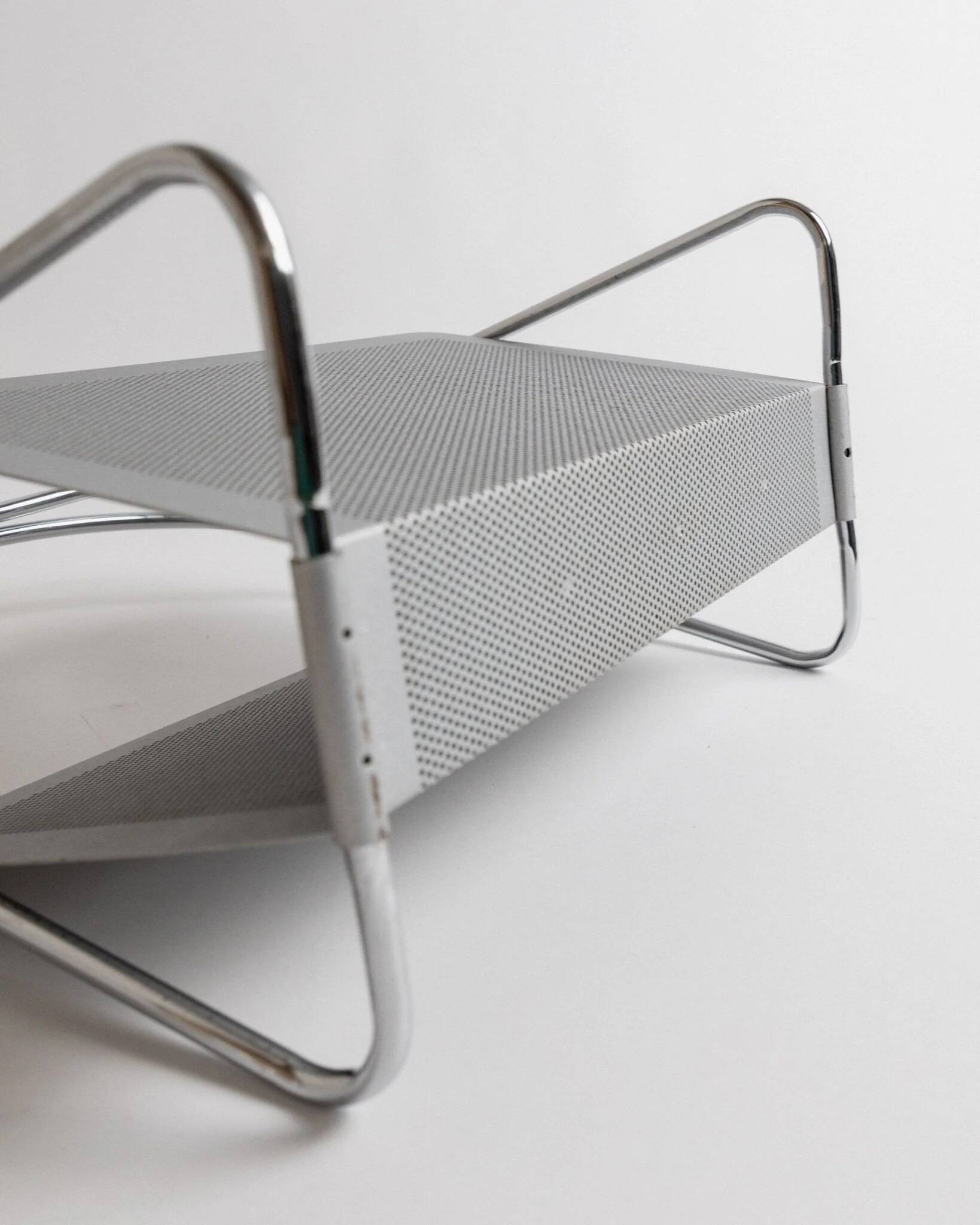 Porte-revues en métal chromé argenté vintage par Mascagni – design perforé, style futuriste, Italie années 1970