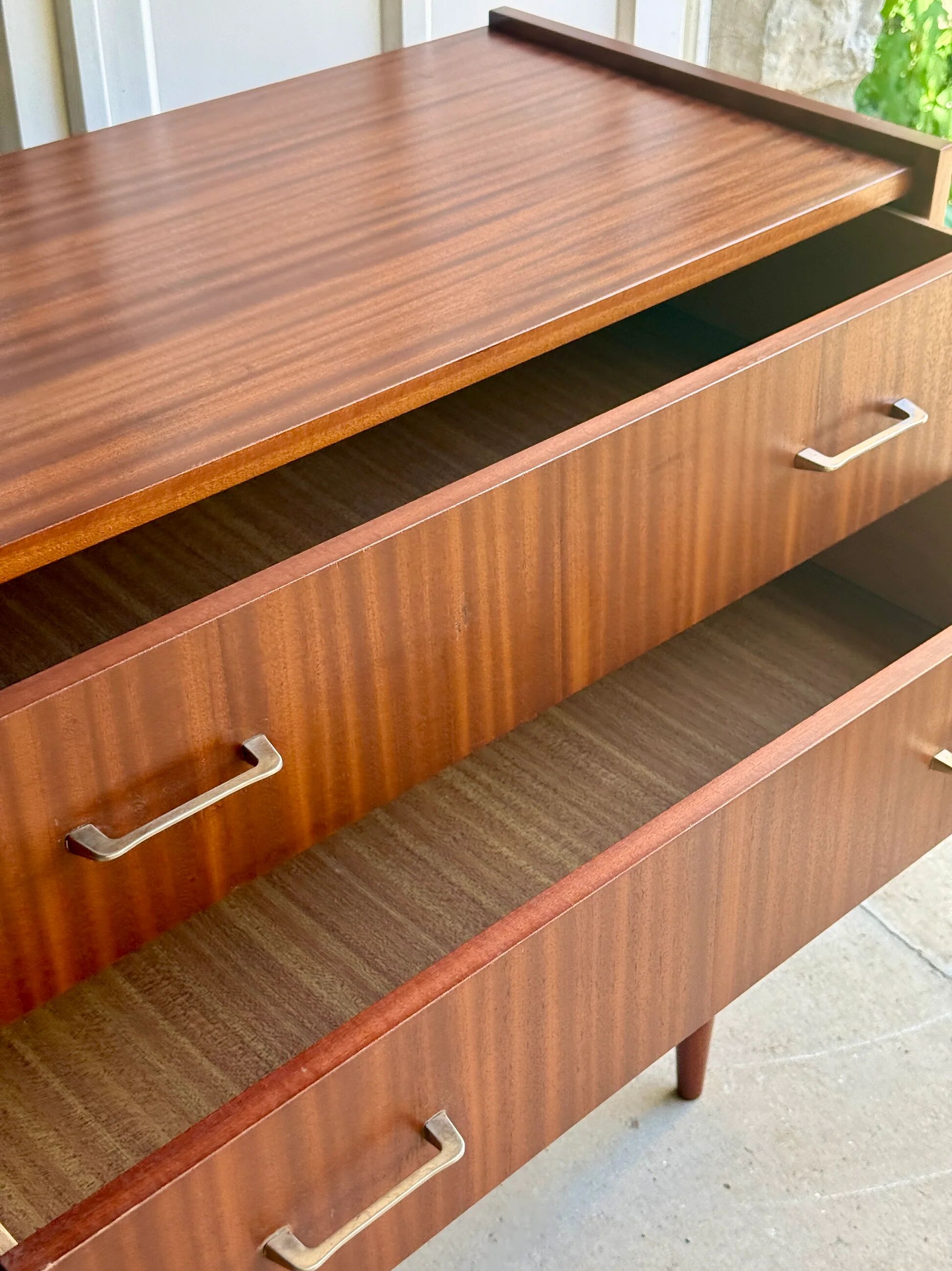 Mid-century commode style