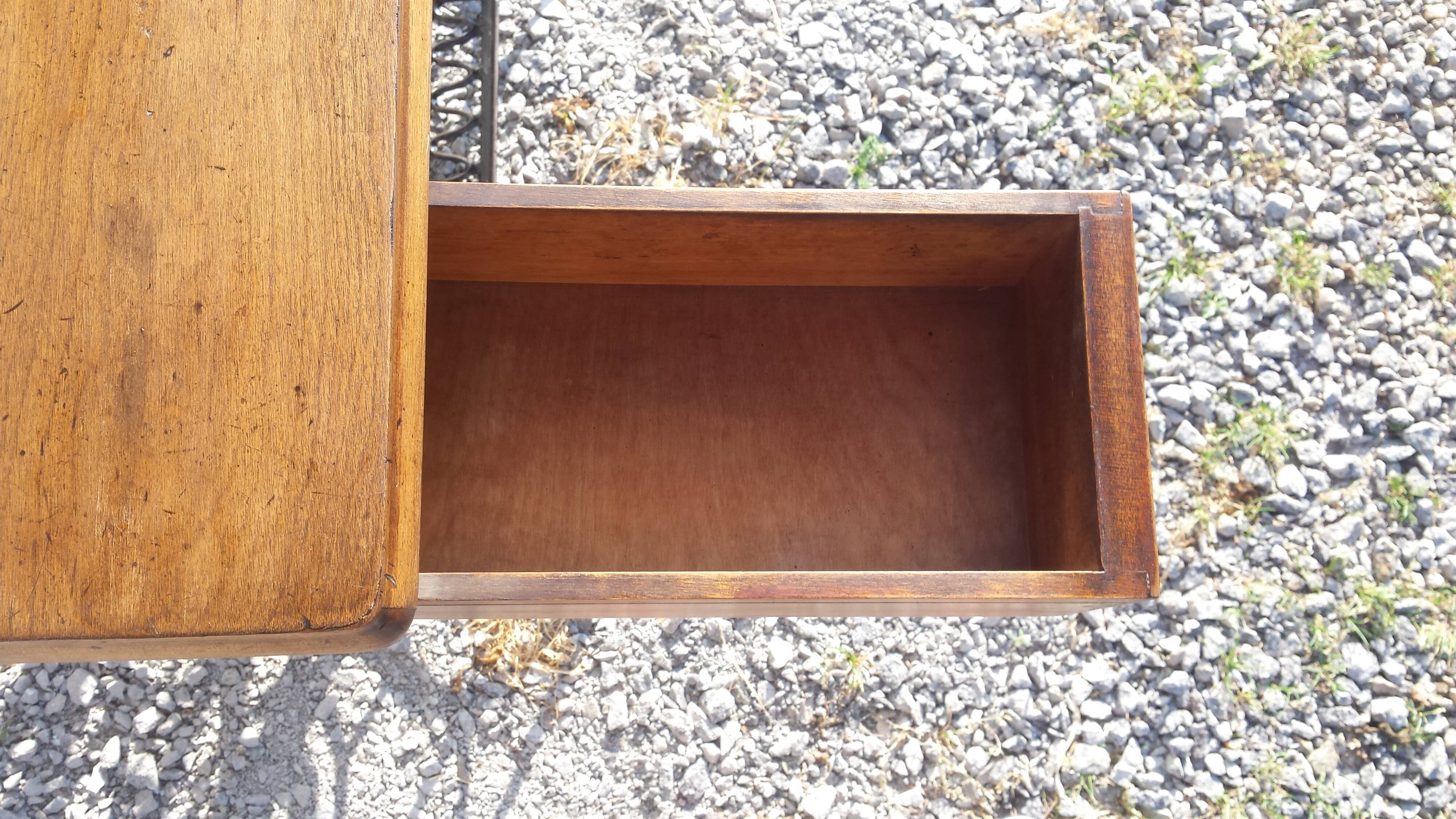 Singer's sewing machine foot console