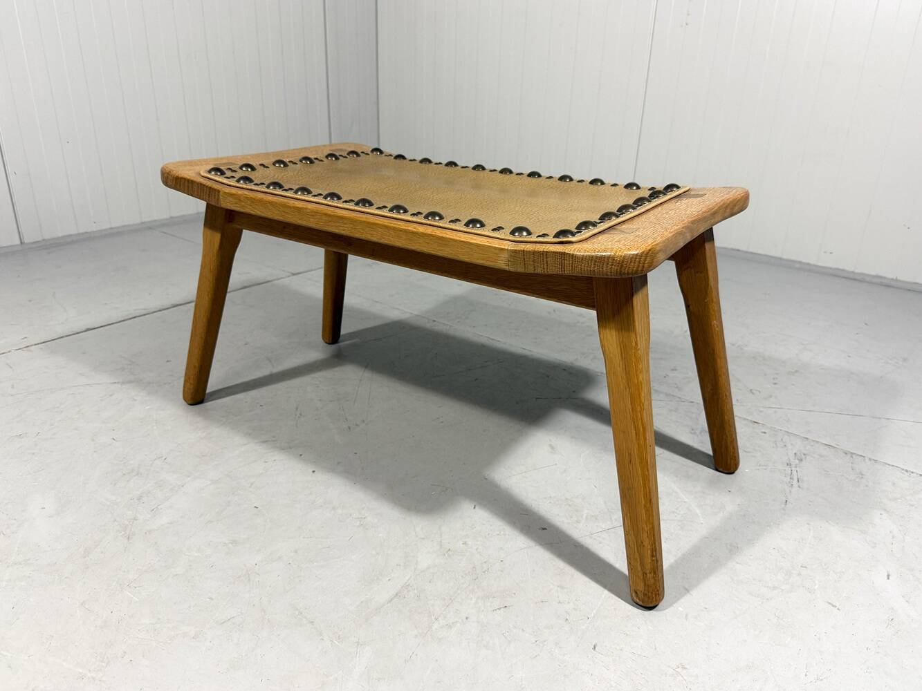 Tabouret en chêne blond spécial, petit banc des années 1960.