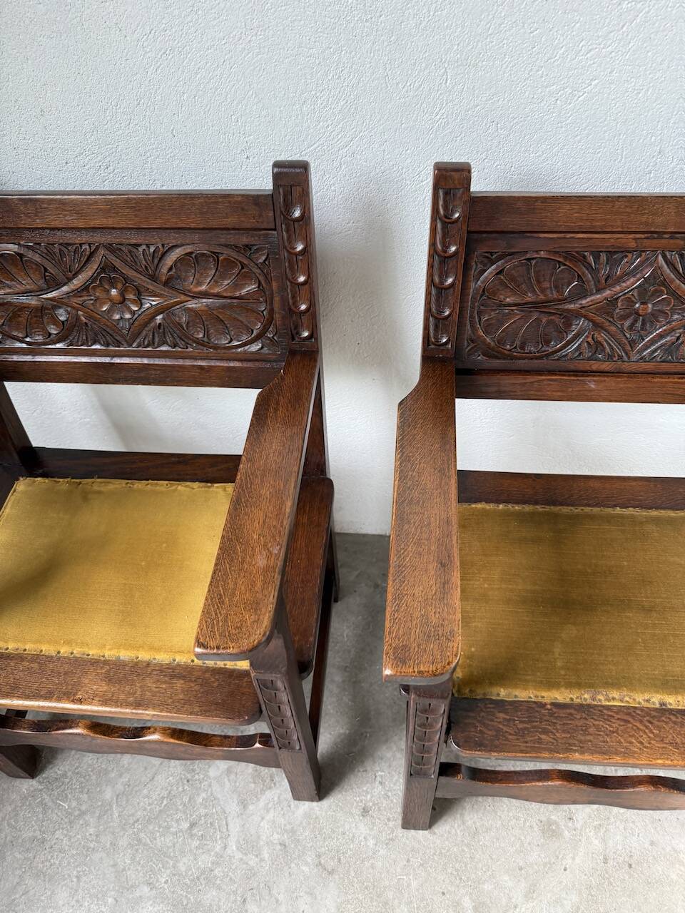 Paire de fauteuils style espagnol bois sculpté 1900