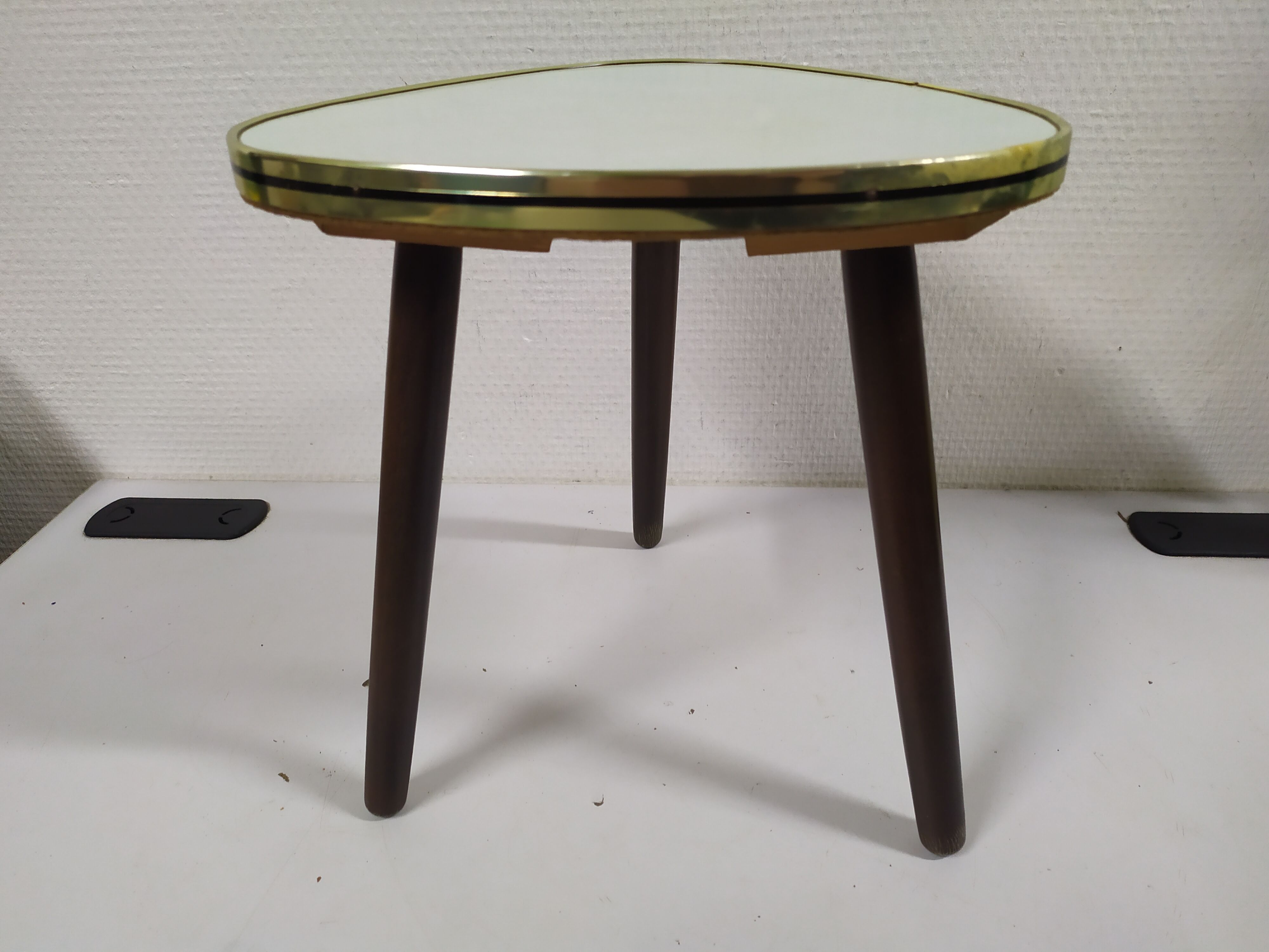 Formica tripod rests plant holder - white - vintage