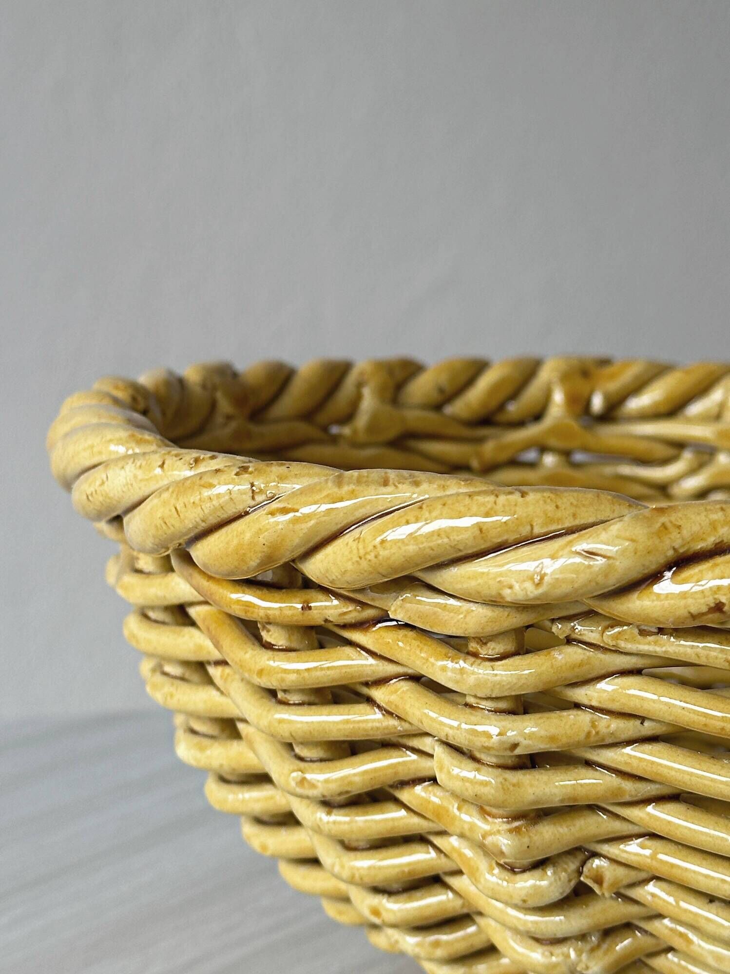 Yellow ceramic basket with wicker effect