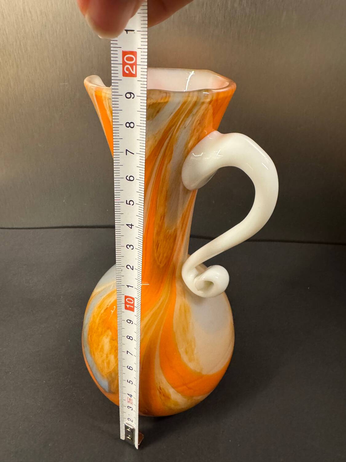 Marbled orange and white glass vase with applied handle – Art Deco