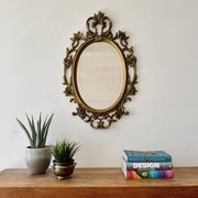 Miroir ovale en or de style baroque par Roberta Wood