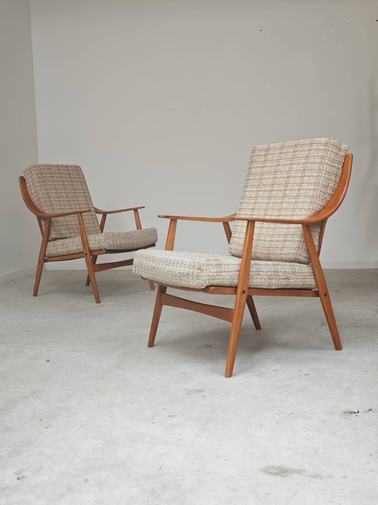 Pair of Boomerang-style armchairs in ecru beige fabric, 1960s.