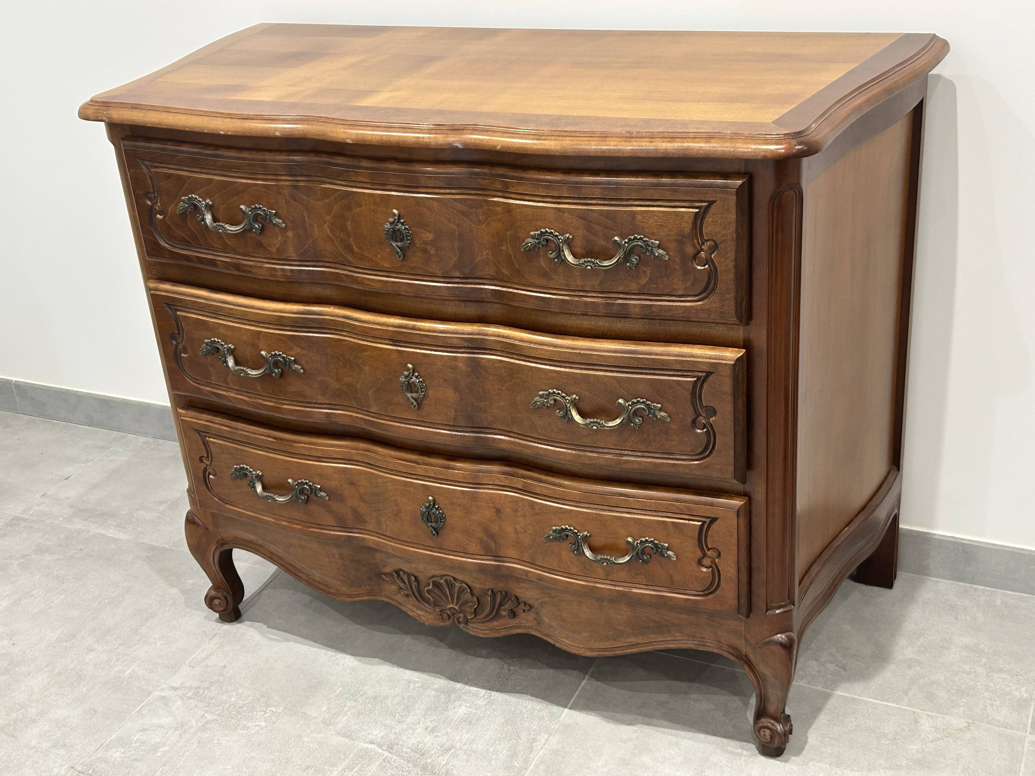 Commode de style Louis XV en bois naturel