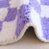 Tapis à damiers violets et blancs