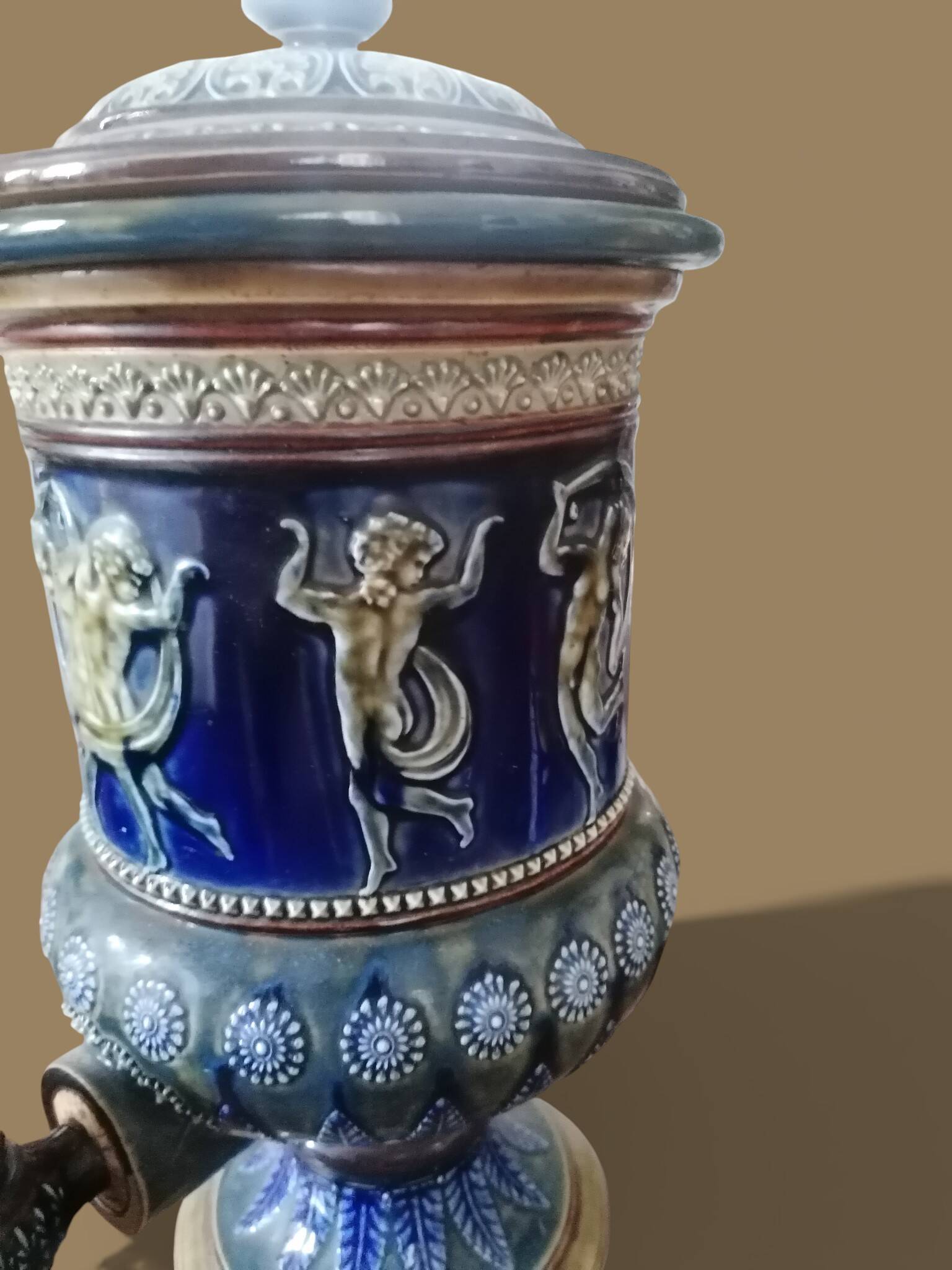 Ceramic water fountain barbotine - Royal Doulton Lamberth - Putti