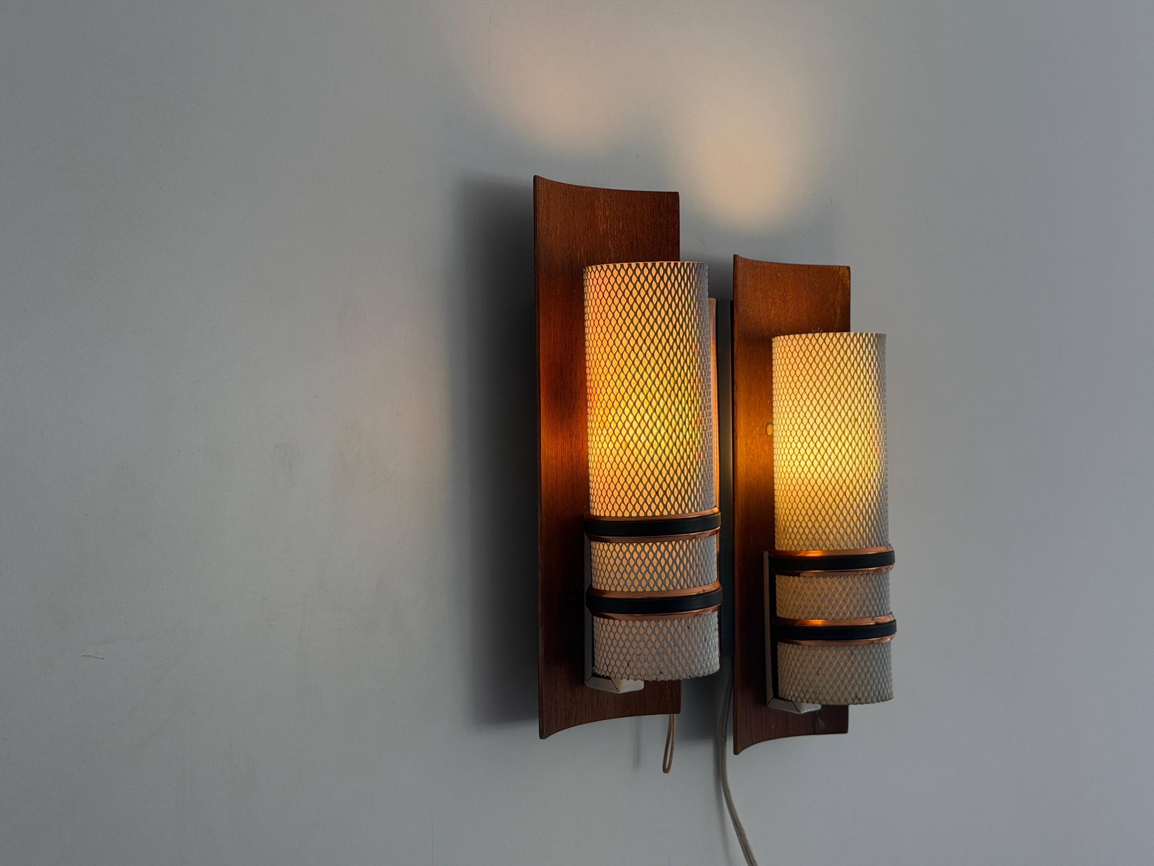 Simple mid-century wall light in metal, wooden and copper base, 1960s, Germany.