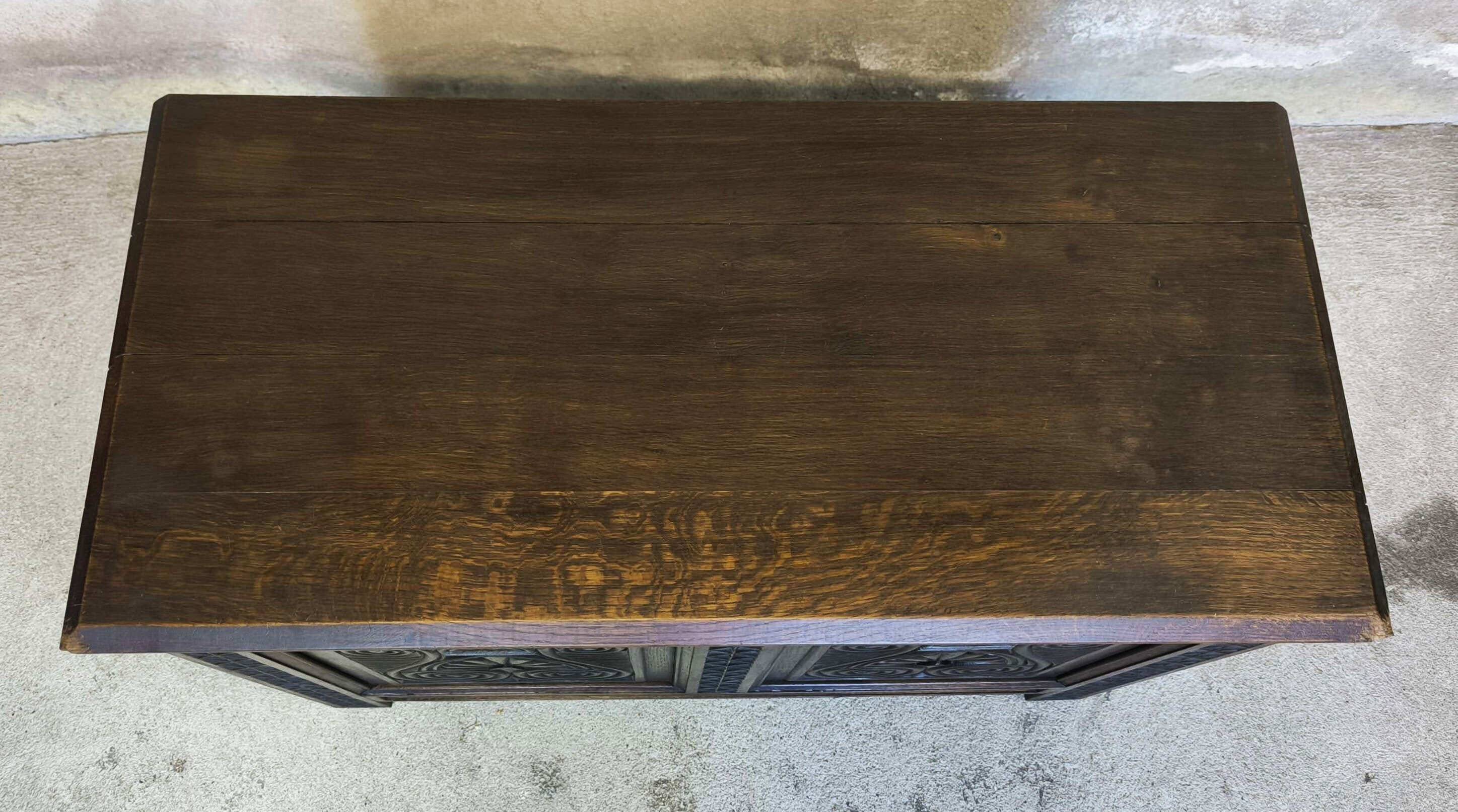 Coffre en bois massif sculpté.