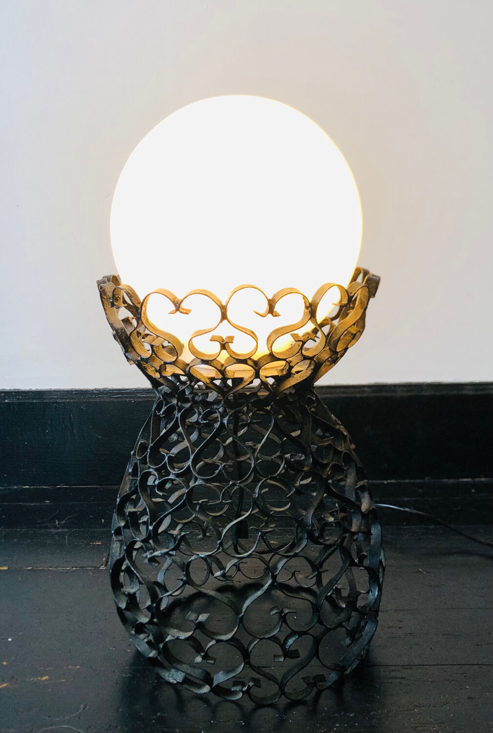 Lampe en fer forgé noir et globe en verre blanc