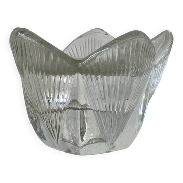 Glass candle holder in the shape of a tulip.