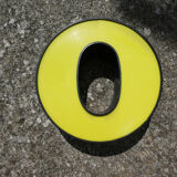Lettre "O" d'enseigne industrielle jaune et noire