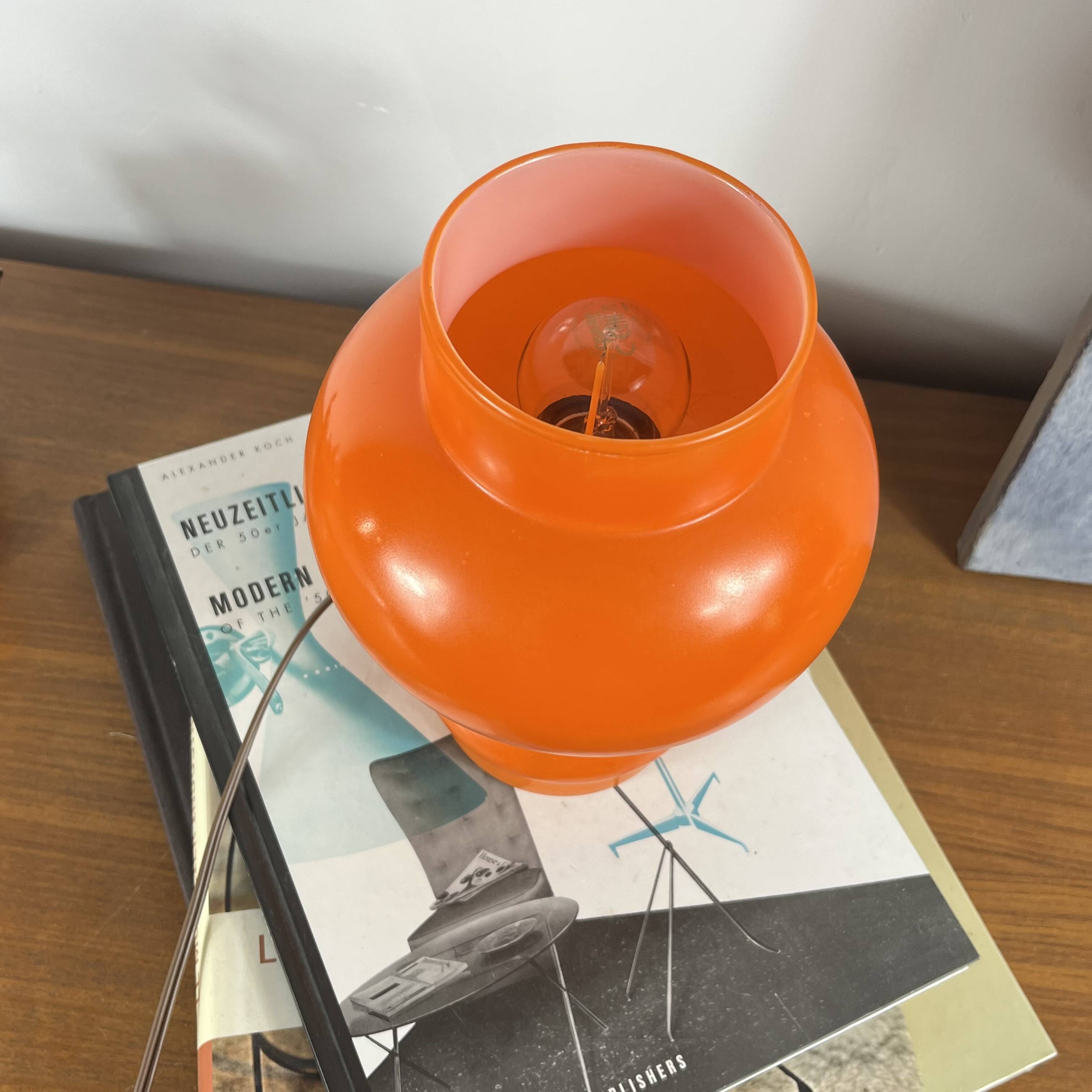 Lampe de table globe en verre opaline orange
