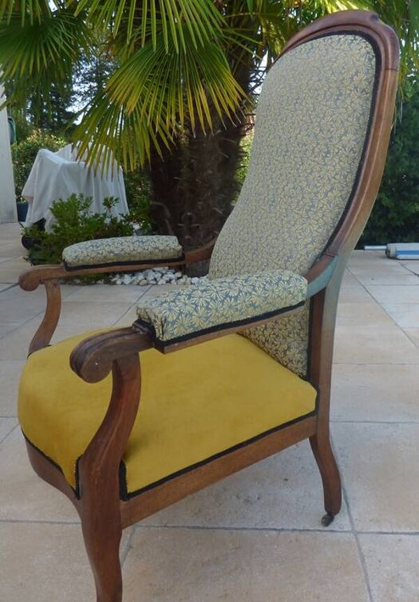 *Fauteuil voltaire  de style Louis Philippe en bois de qualité patiné par le temps - le dossier et l