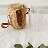 Verre de curiste Vichy dans son étui en osier
