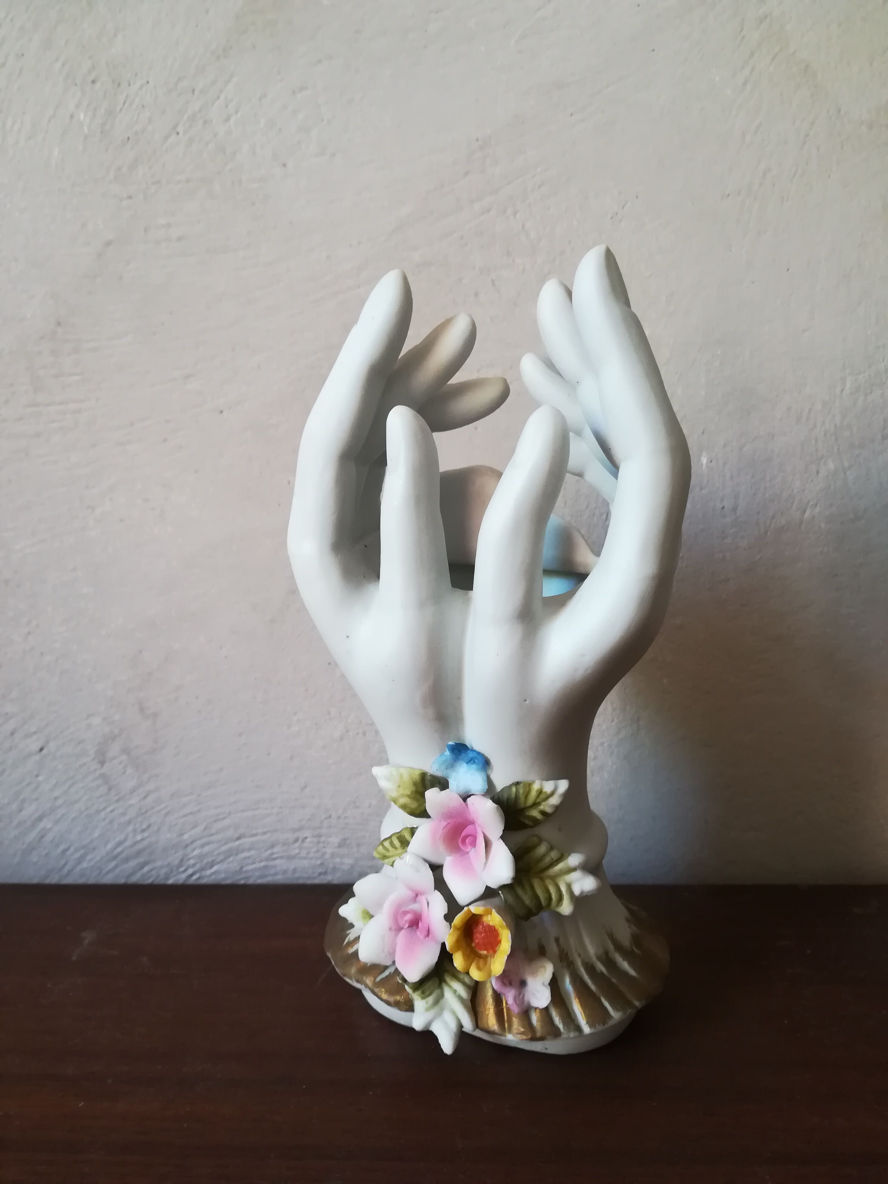 Vase hands in biscuit