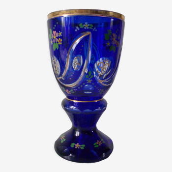 Vase en verre bleu cobalt finement ciselé dorures décor floral émaillé