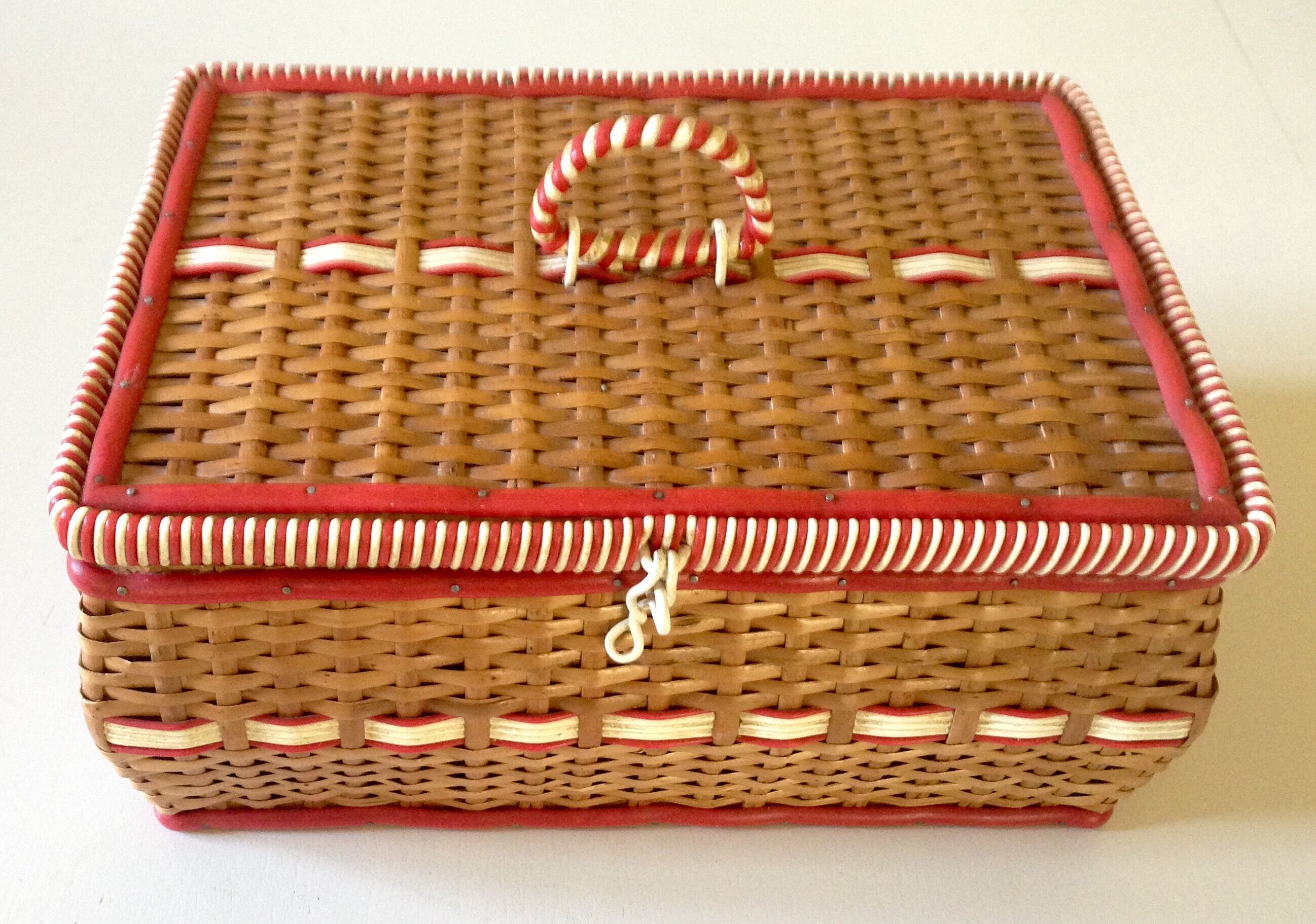 Basket wicker and scoubidou circa 1950