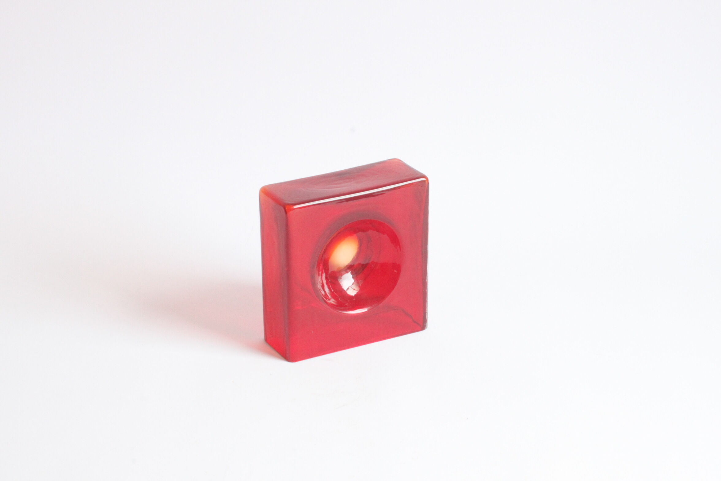 Diabolo red lens vase by Christian Tortu