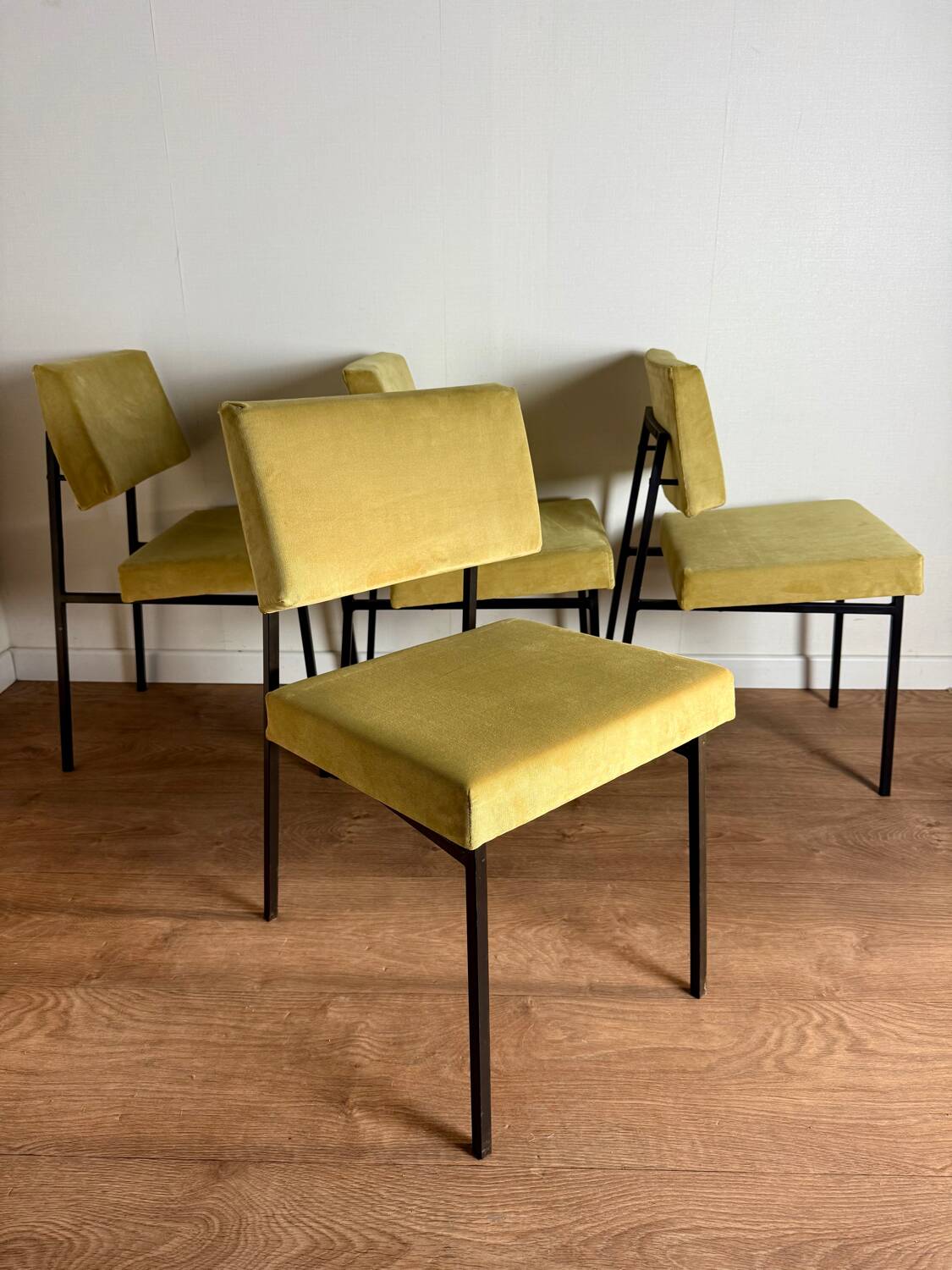 4 chairs awarded to Gérard Guermonprez