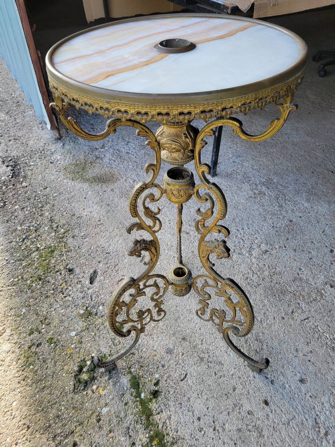 Round table in marble and gilded bronze