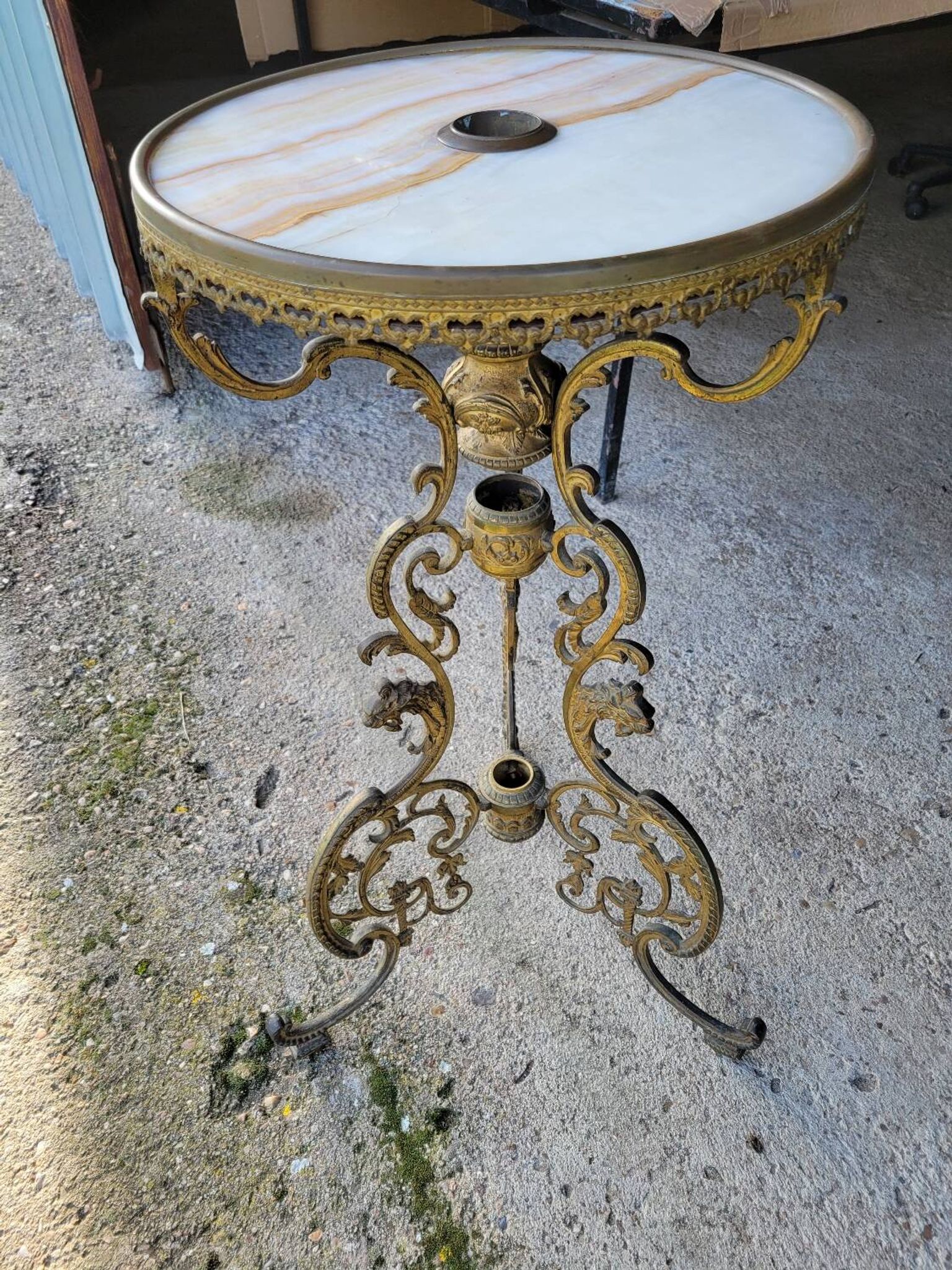 Table ronde en marbre et bronze doré