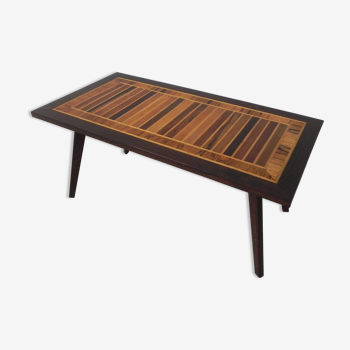Table basse vintage avec différents types de bois incrusté