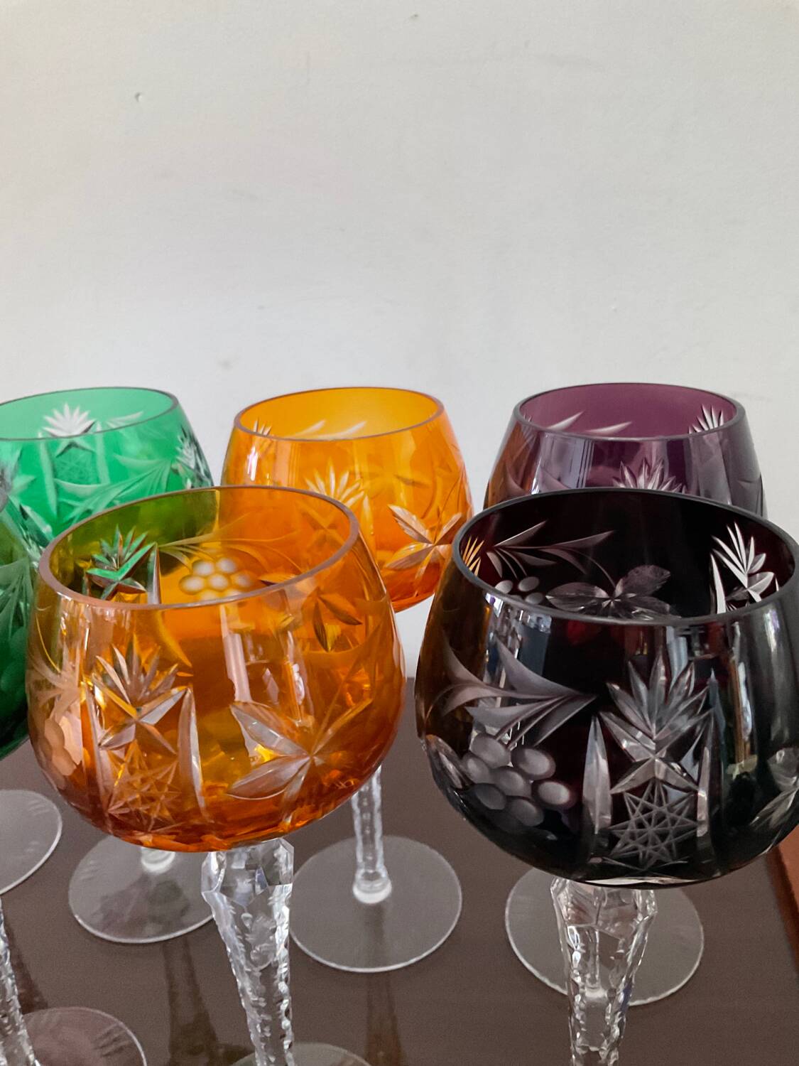 Série de 10 verres anciens multicolores en cristal ciselé