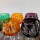 Série de 10 verres anciens multicolores en cristal ciselé