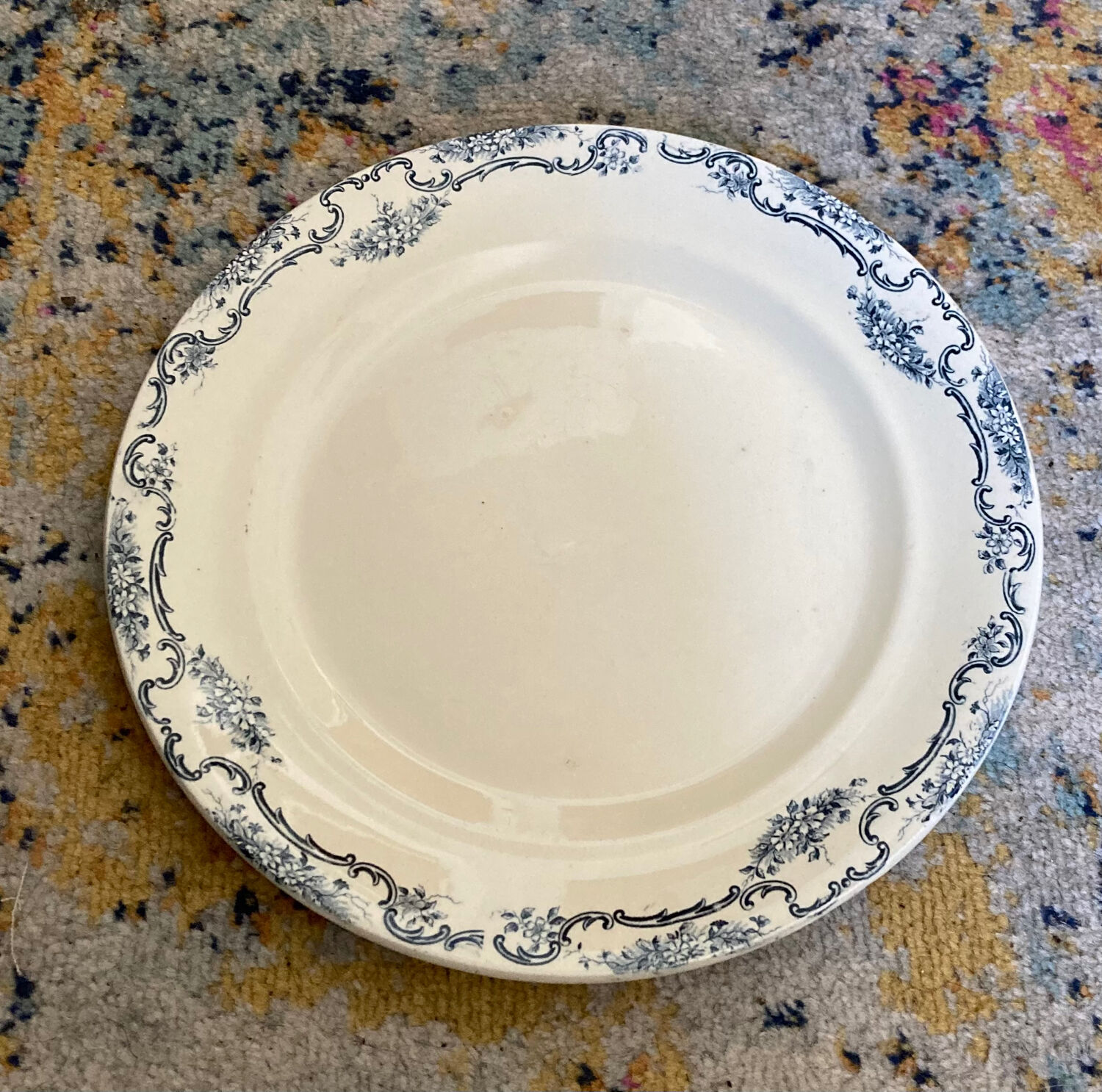 Round dish Terre de Fer Salin model Yvonne