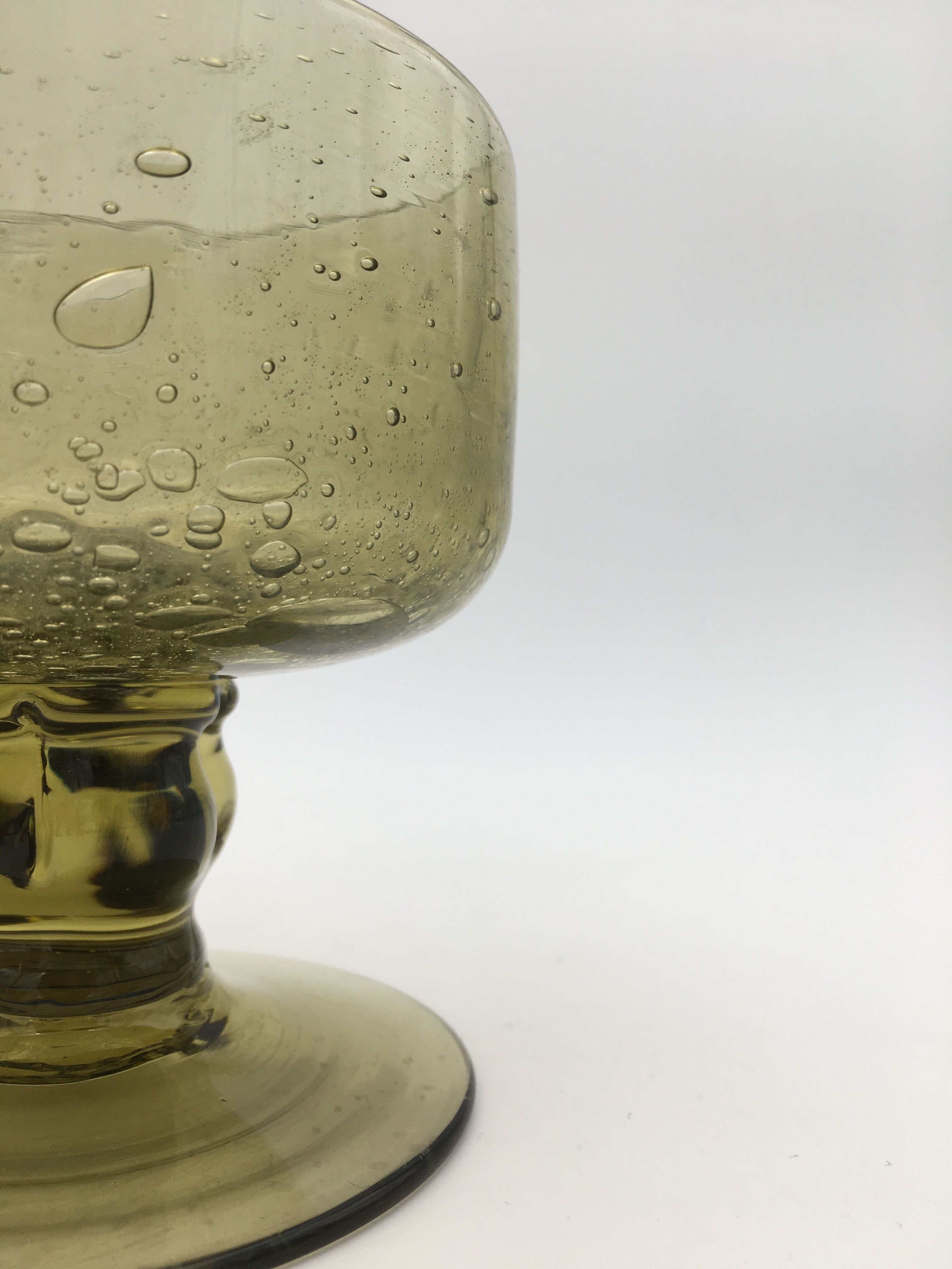 Cinq verres à pied vintage Biot, verre soufflé fumé à inclusions de bulles - années 1960