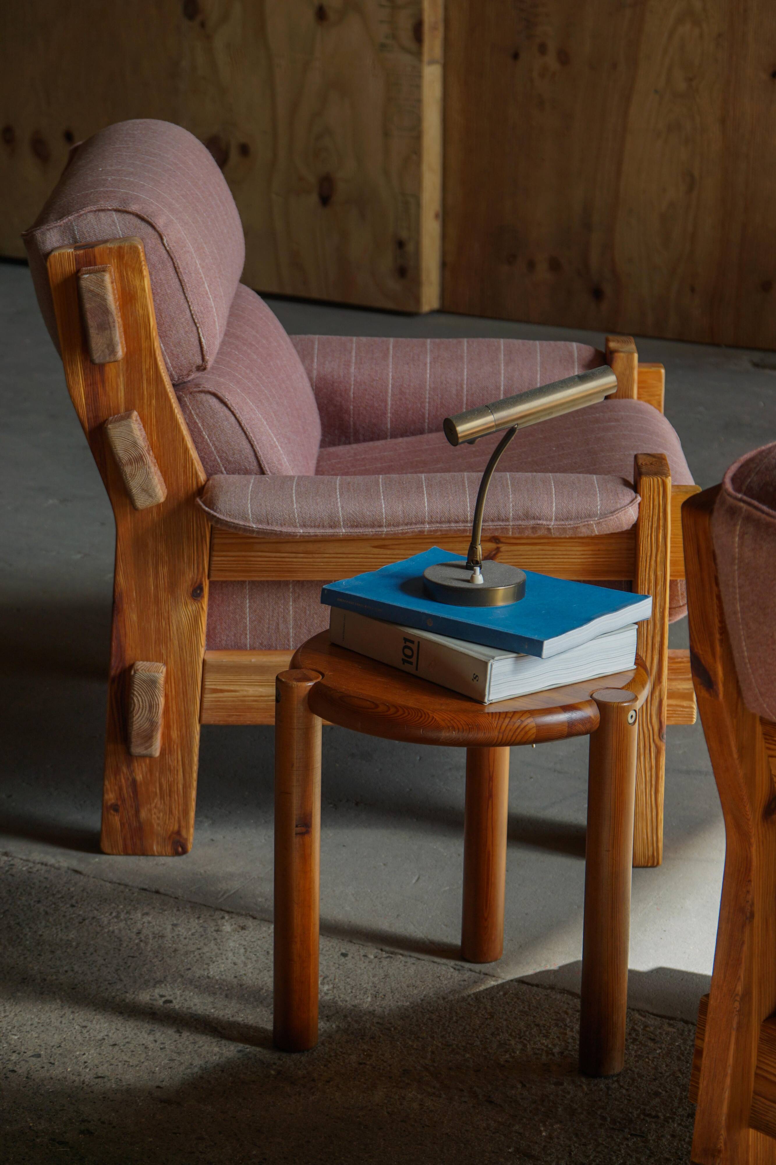 Modern Scandinavian tripod stool from the 20th century with a circular seat, 1970s.