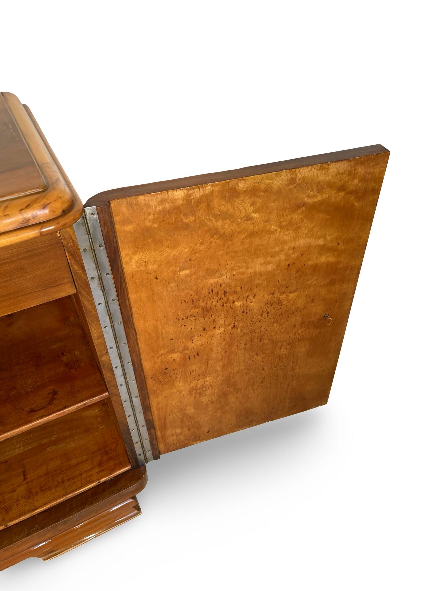 Italian Art deco burl walnut sideboard, of great quality.