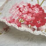 Paire d'abat-jours en tissu ancien style classique avec motifs d'hortensias