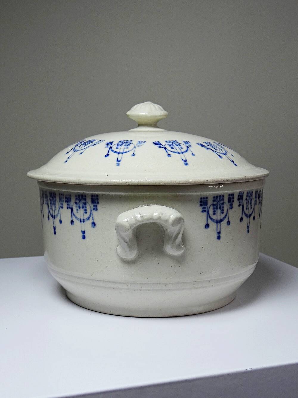 Bouillon/cocotte ancienne en terre de fer émaillée à décor bleu St Uze