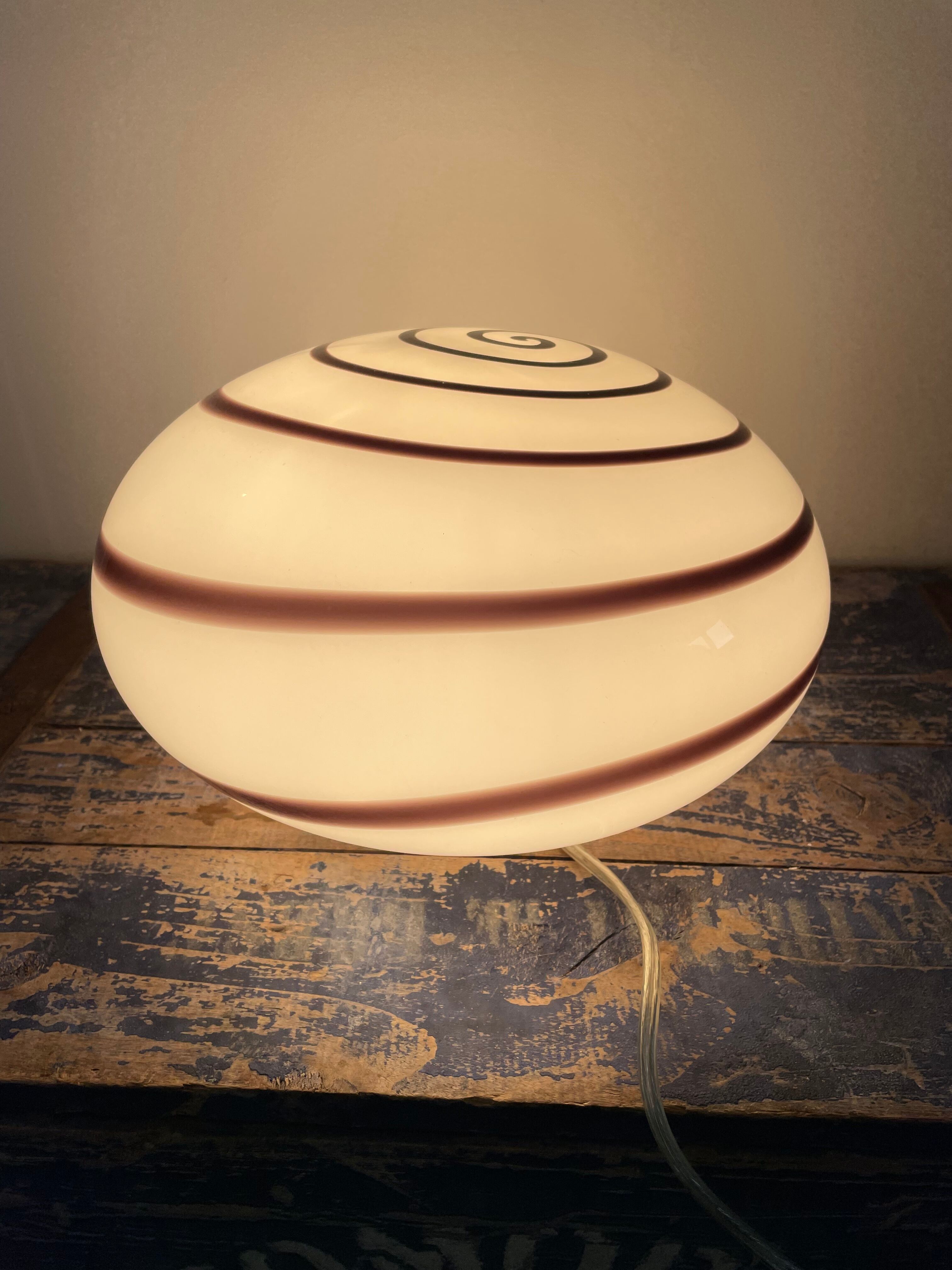Spiral pattern ball lamp
