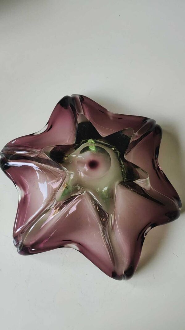 Grand Vide-poche Etoile de Mer/Création Joseph Michael Hospodka/ Verrerie Tchèque Chribska en verre d Art soufflé améthyste/Vert. Diam 24 cm