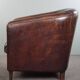 Fauteuil club en cuir de mouton foncé, design épuré