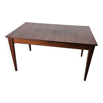 Extendable table in laminate