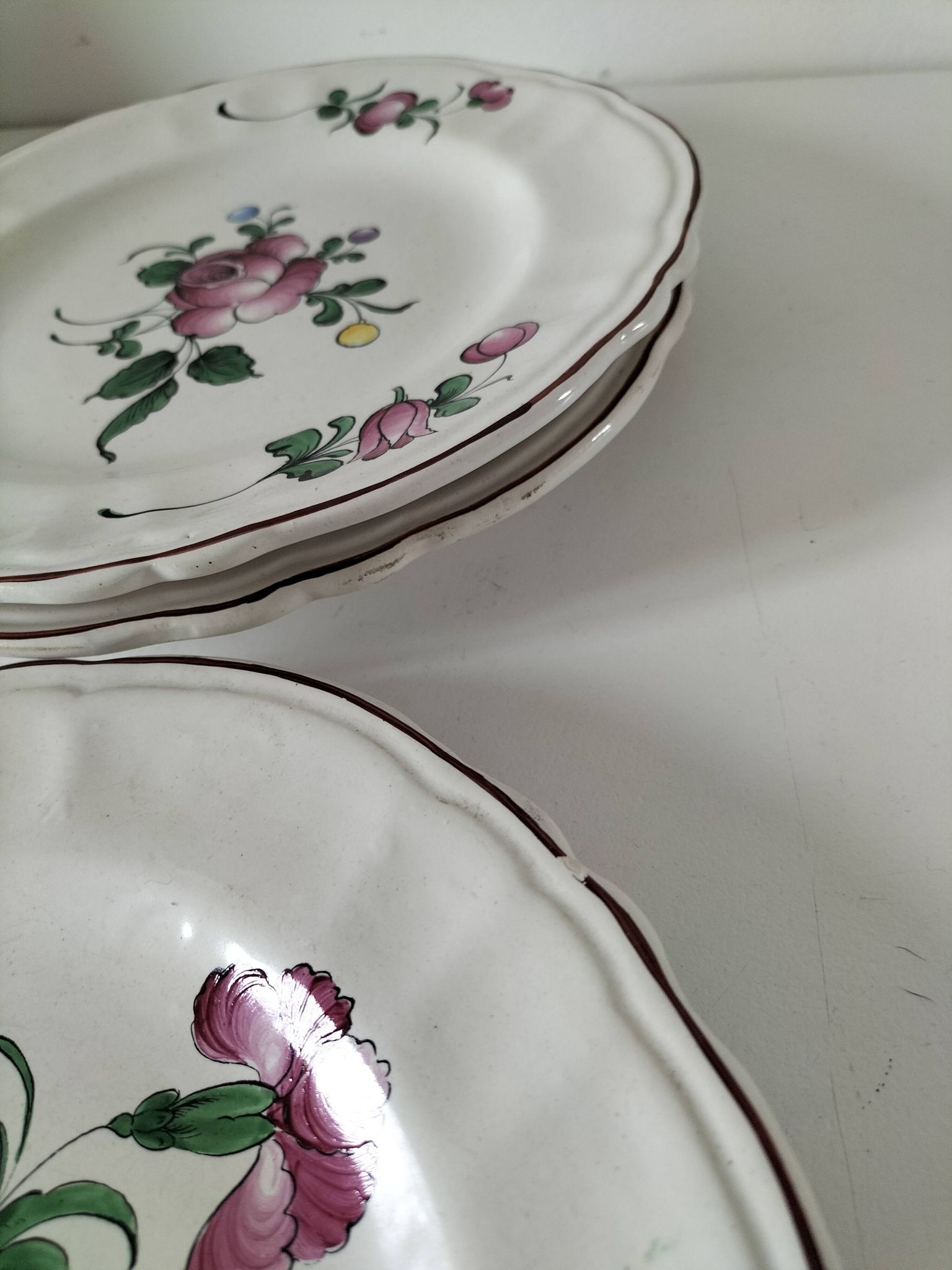 Trio d’assiettes anciennes peintes à la main
