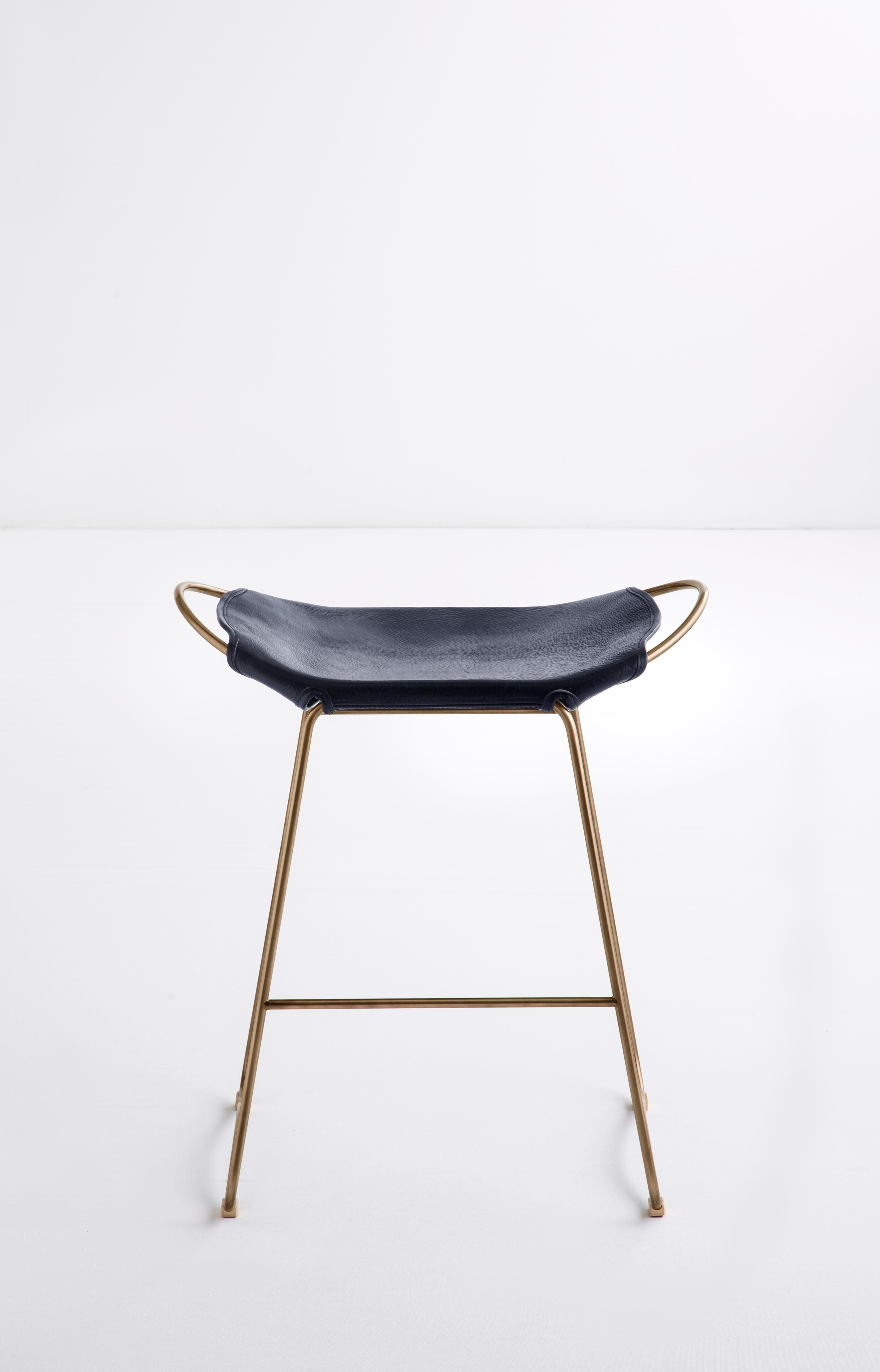 Tabouret de cuisine en acier laiton vieilli et cuir bleu marine de style contemporain