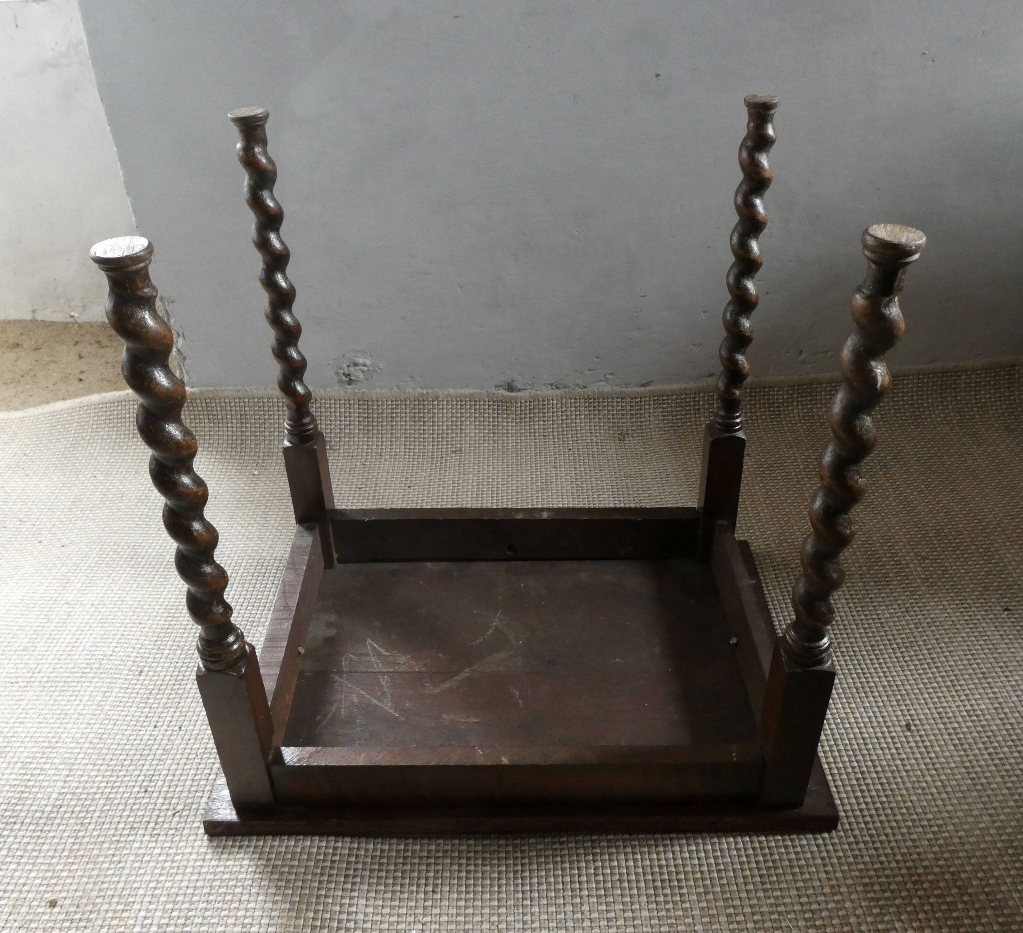 Table basse en bois massif avec pieds torsadés, début XXème