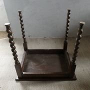 Table basse en bois massif avec pieds torsadés, début XXème