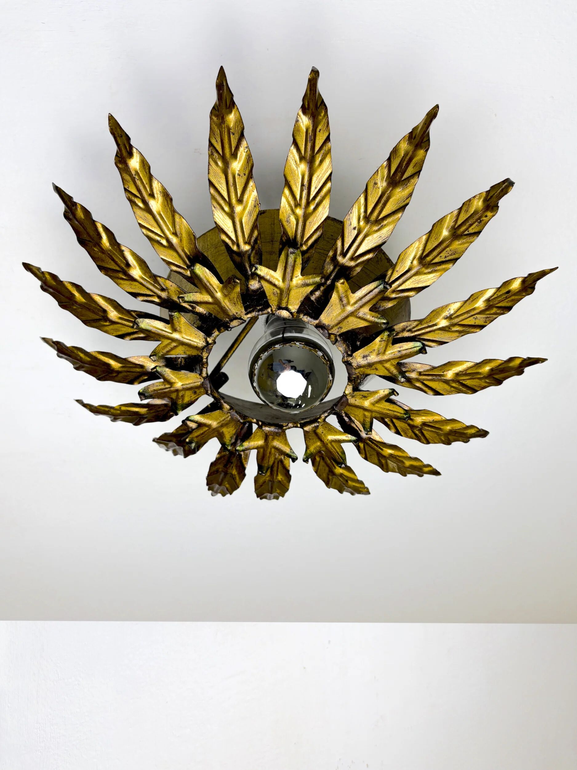 Plafonnier ou applique florale en feuillage en forme de soleil, France, années 1970