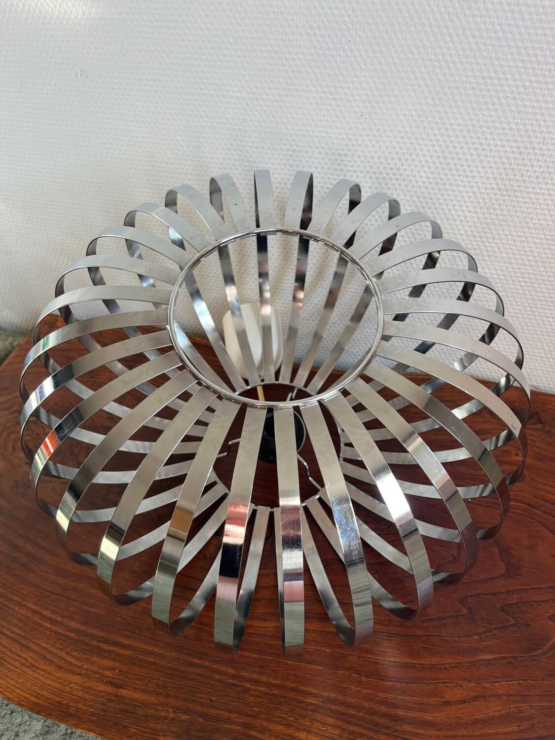 Arditi Italy saucer pendant light from the 80s with metal strips