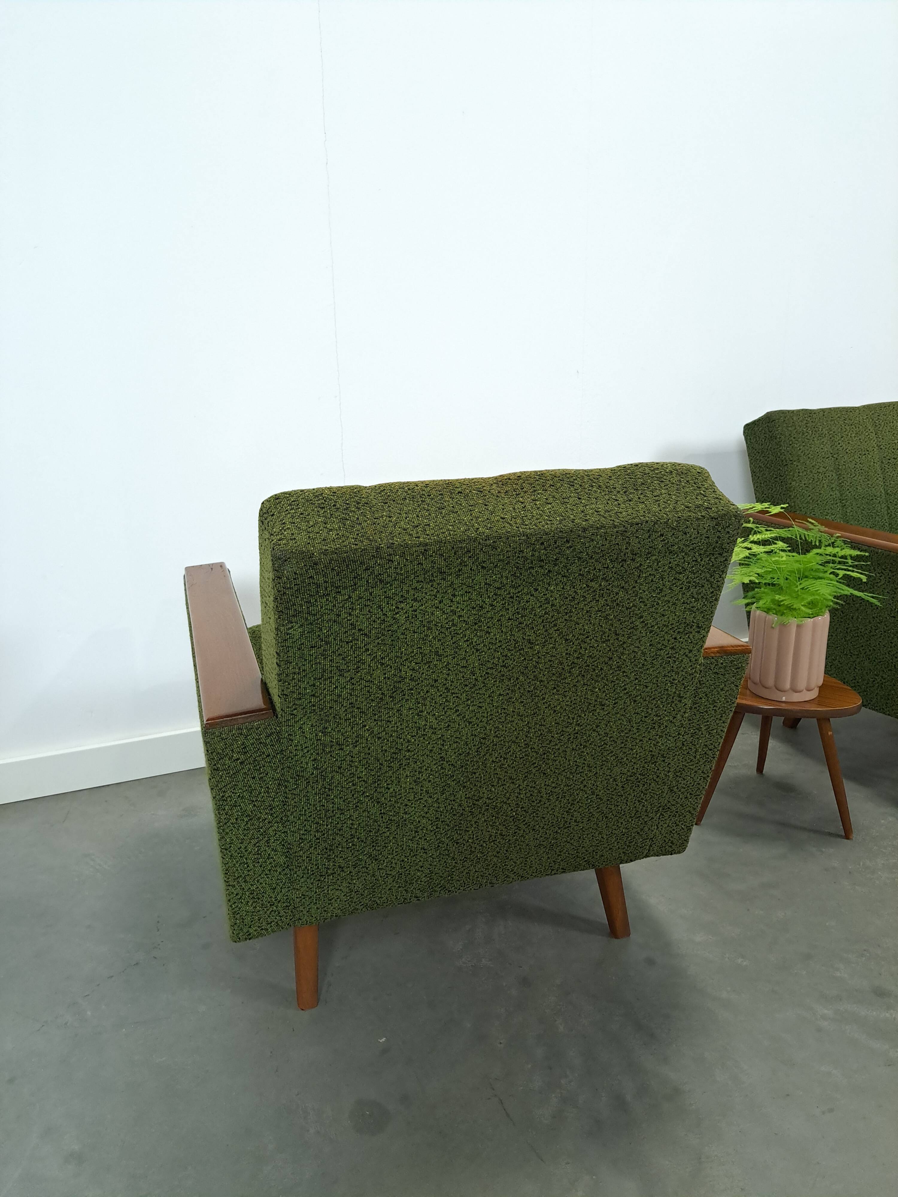 Fauteuil vert avec dossier en bois de teck