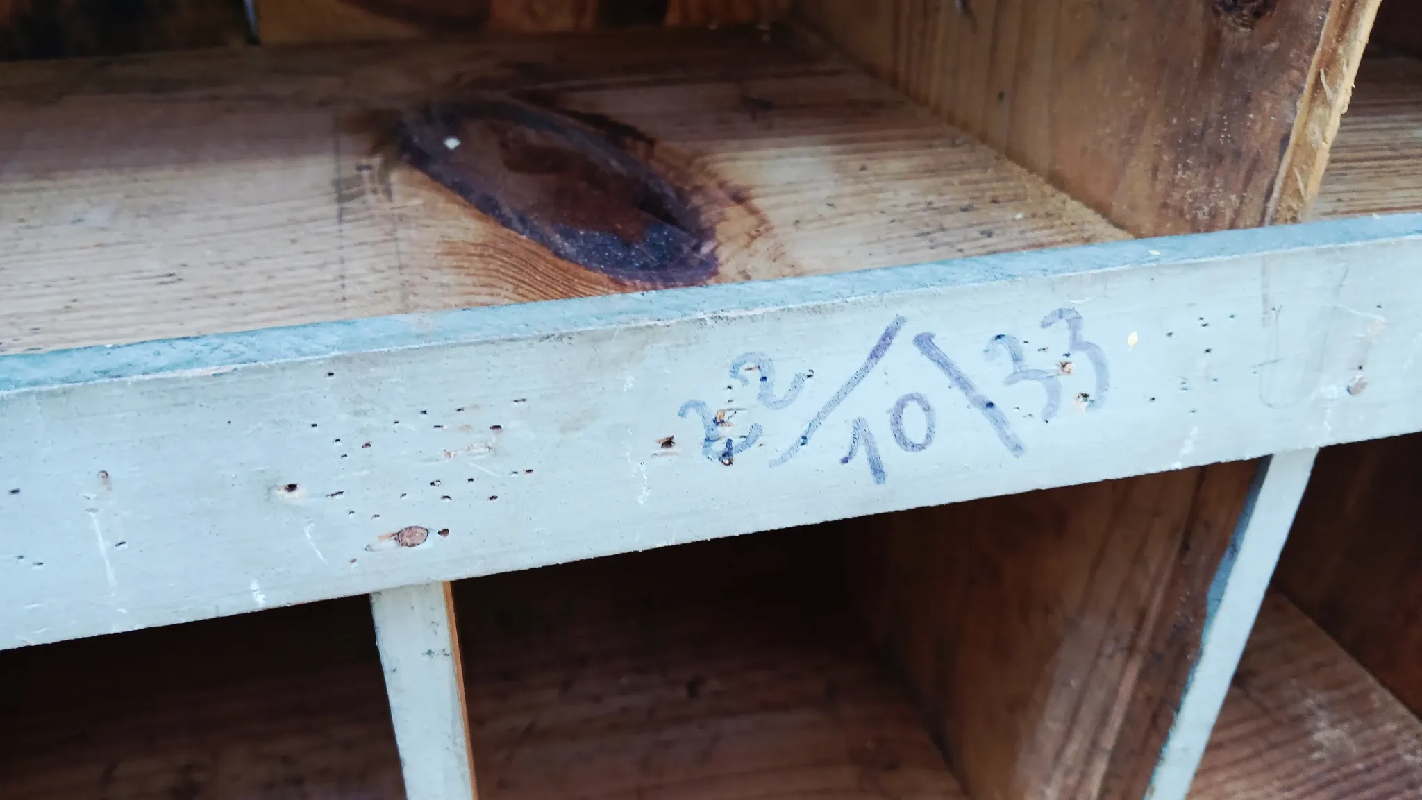 Workshop furniture with double-sided lockers